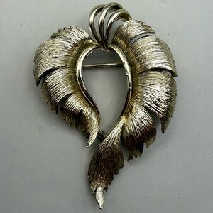 Vintage LISNER Gold Tone Double Leaf Brooch Signed Mid Century Heart Shape